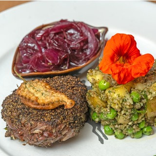 „Wilde Pflanzerl“ aus Hirschhackfleisch, Kartoffelsalat mit Löwenzahn und Pesto