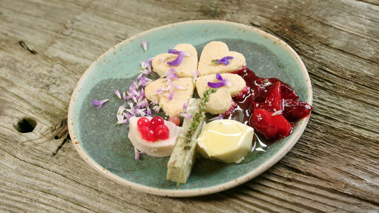 Honig-Mousse an karamellisiertem Wildobst mit „Kracherle“