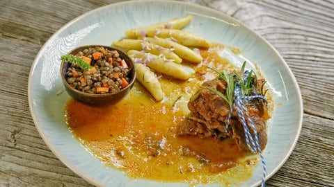 Geschichtetes Rind auf Peperonata mit Rosmarin-Honig-Schupfnudeln, Linsensalat mit Minze