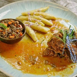 Geschichtetes Rind auf Peperonata mit Rosmarin-Honig-Schupfnudeln, Linsensalat mit Minze