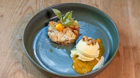 Apfel-Crumble mit Vanilleeis, karamellisierten Walnüssen und Karamellsplitter