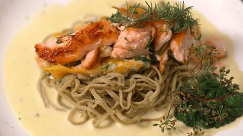 Saskia Plewes Vorspeise: Bohnenpasta mit Mangold-Limetten-Sahnesoße und Lachs