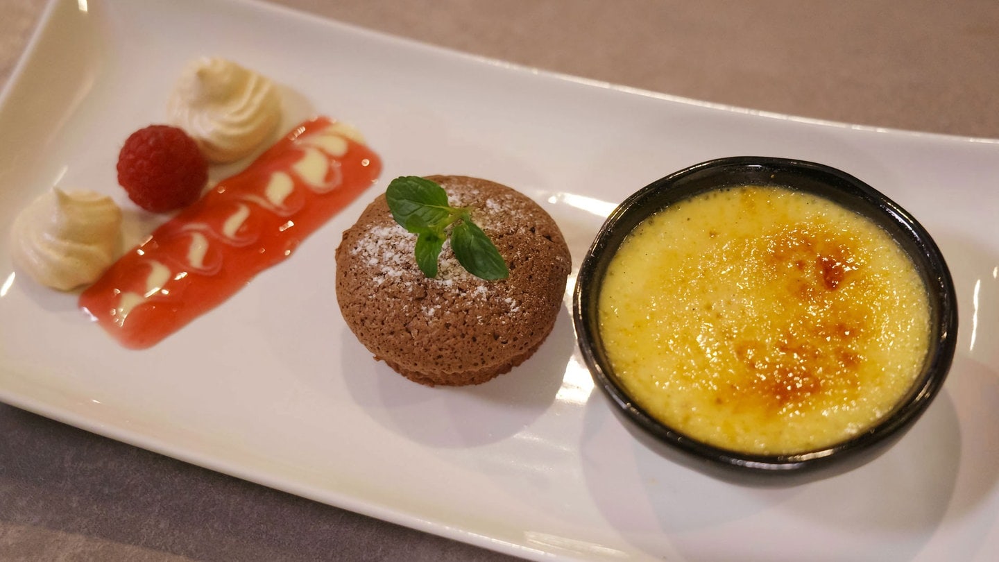 Eierlikör-Crème-Brûlée, Schokoküchlein und Baiser