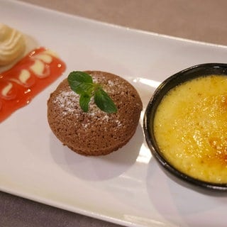 Eierlikör-Crème-Brûlée, Schokoküchlein und Baiser