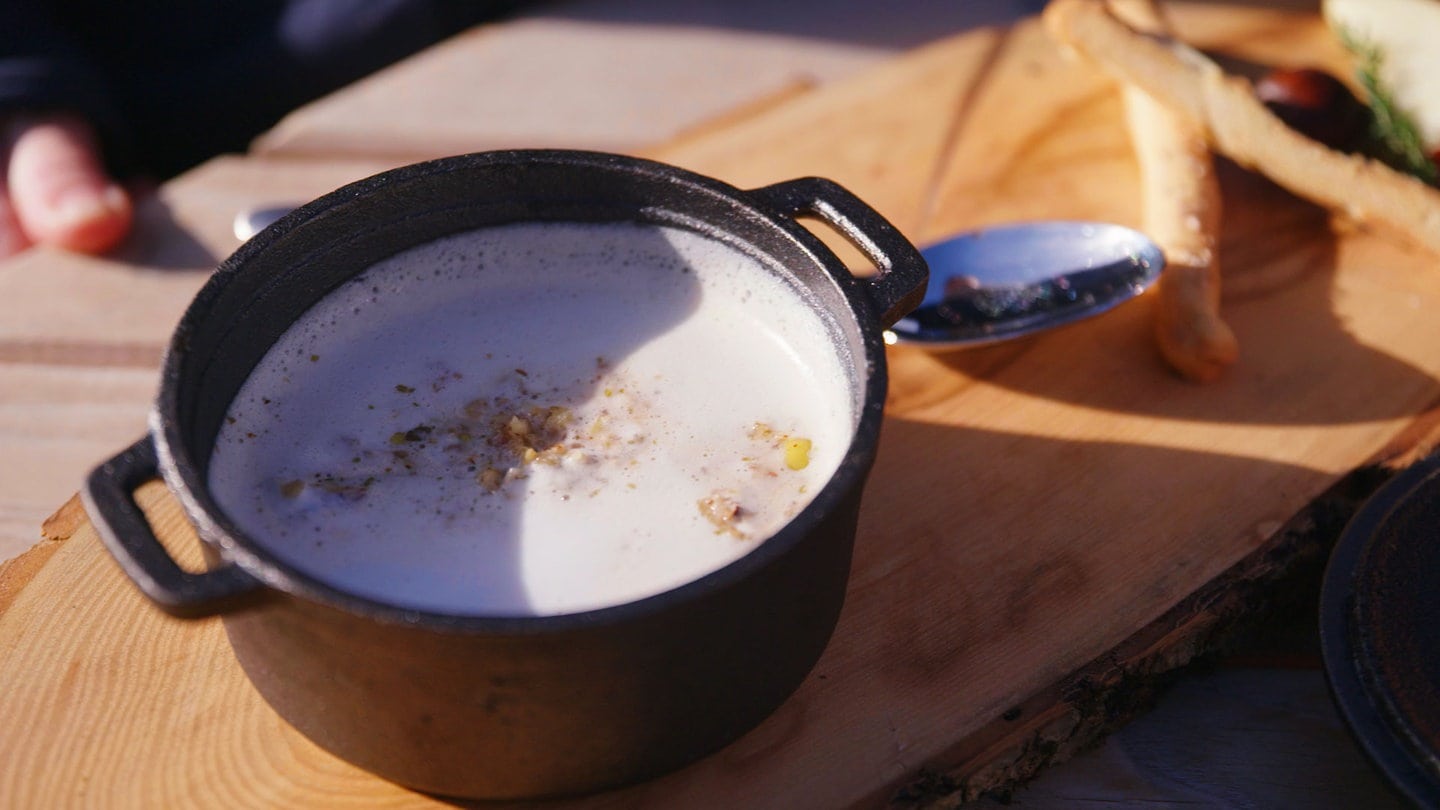 Maroni-Suppe mit Milchschaum