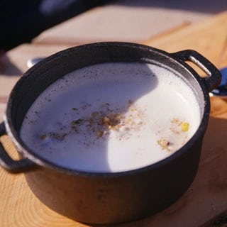 Maroni-Suppe mit Milchschaum