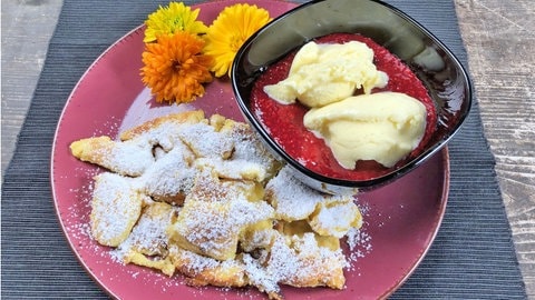 Kaiserschmarrn mit Ziegenmilcheis auf roter Grütze