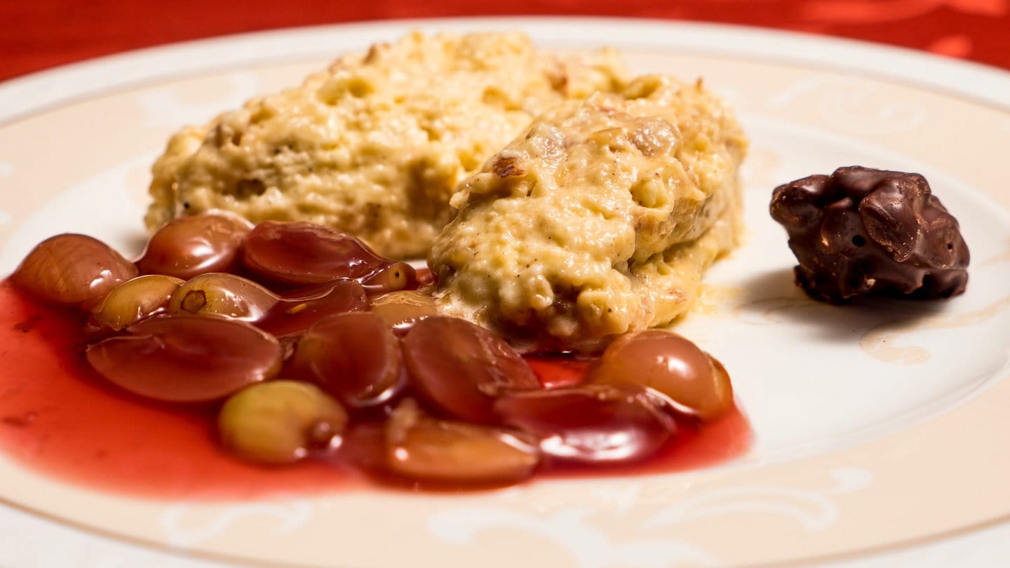 Walnuss-Mousse mit Gewürztrauben