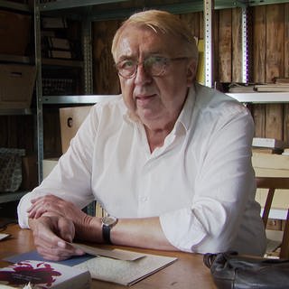 Hanns-Josef Ortheil am Schreibtisch 