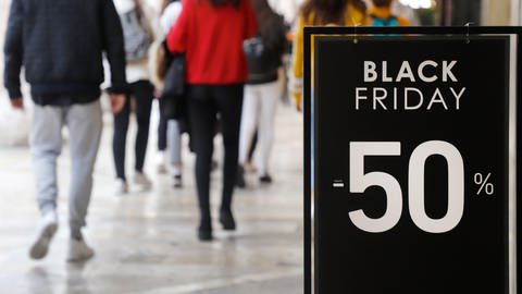 Verbraucher sollten sich am Black Friday von großen Rabatten nicht täuschen lassen und die Preise vergleichen.