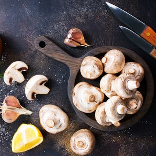 Pilze und Zutaten auf ener Küchenplatte: Speisepilze sind gesunde und abwechslungsreiche Sattmacher 
