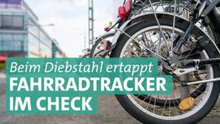 Viele Fahrräder stehen angeschlossen an einem Fahrradständer. Können GPS-Tracker bei einem Diebstahl helfen?