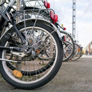 Viele Fahrräder stehen angeschlossen an einem Fahrradständer. Können GPS-Tracker bei einem Diebstahl helfen?