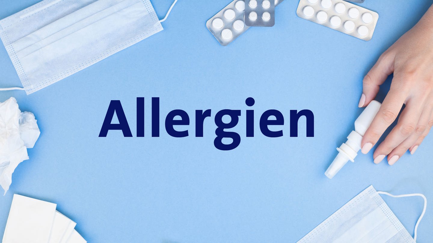 Taschentücher, Nasenspray, Tabletten, Mund-Nasen-Schutzmaske und das Wort Allergien