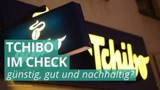 Tchibo-Logo leuchtet im Dunkeln.