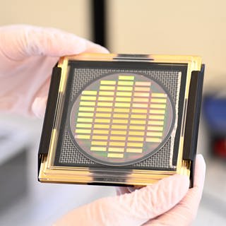 Ein Wafer mit neuentwickelten Chips zum Einsatz in Quantencomputern von Q.ant. Das Trumpf-Tochterunternehmen hat ein weltweit einzigartiges Verfahren entwickelt für die Serienfertigung von Quantencomputer-Chips.