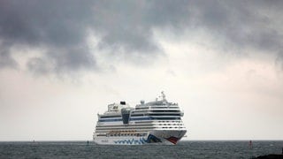 Als erstes Kreuzfahrtschiff der Saison 2021 in Warnemünde läuft die "Aidasol" in den Seekanal ein. Das Ostseebad Warnemünde war zum letzten Mal am 02.10.2020 Ziel für ein reguläres Kreuzfahrtschiff mit Passagieren an Bord, als die "Europa" als einziges Schiff der Saison einlief. 