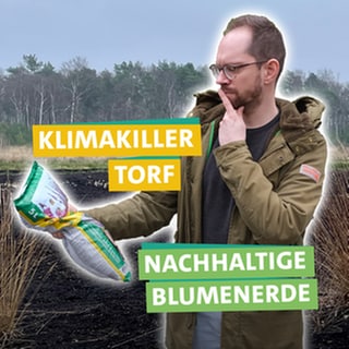 Tobias Koch hält einen Sack Blumenerde in der Hand. Wie klimaschädlich ist Torf?