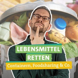 Ökochecker Tobias Koch steht vor übervollem Mülleimer. Lebensmittel retten, Containern, Food Sharing
