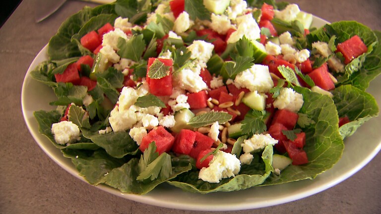 Melonen-Gurkensalat mit Schafskäse und Minze - Marktcheck - TV