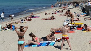 Touristen genießen die Sonne am Strand Playa de Palma am 03.05.2016 in Arenal (Spanien) bei Palma de Mallorca.