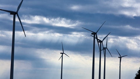 Windräder vor bewölktem Himmel