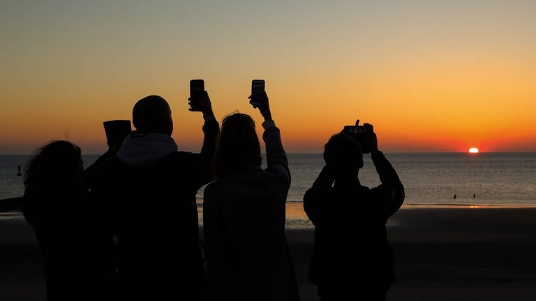 Mit Smartphone im Urlaub - darauf sollten Sie achten - Marktcheck - TV