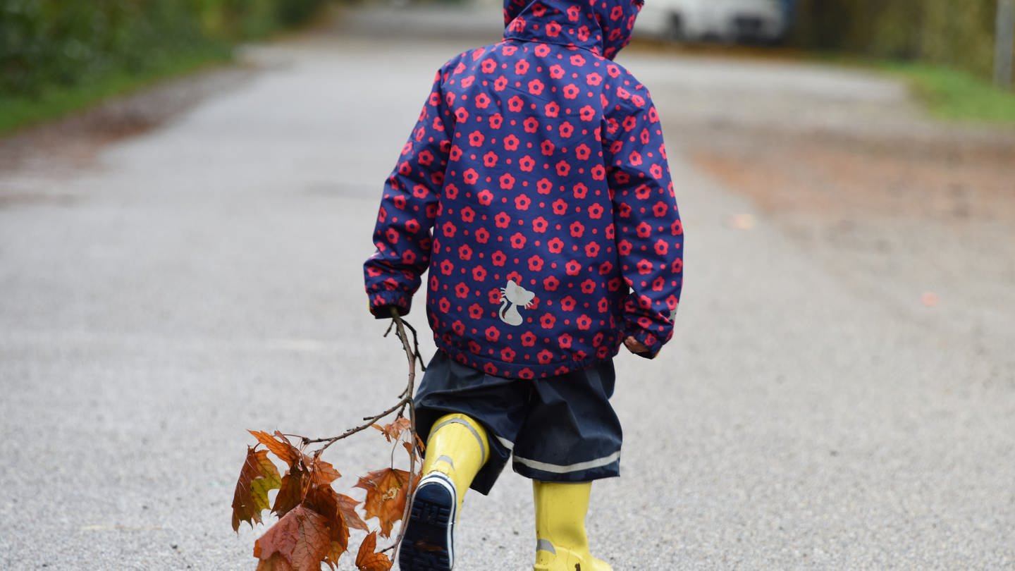 Regenkleidung gerade für Kinder sollte frei von schädlichen Chemikalien sein.