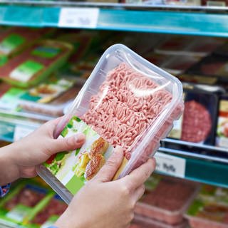 Verpacktes Hackfleisch im Supermarktregal: Wie kann mann erkennen, wo das verarbeitete Tier eigentlich geschlachtet wurde?