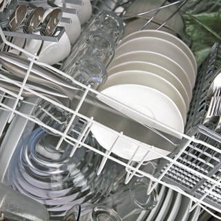 Eine Spülmaschine voller Geschirr und Besteck: Wie keimbelastet sind Geschirrspüler?