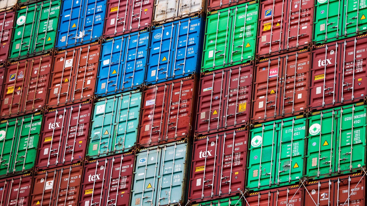 Zahlreiche Container sind an Bord eines Containerschiffs.