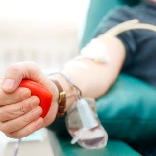 Mann beim Blutspenden. Was muss man beachten, wenn man Blut spenden will?