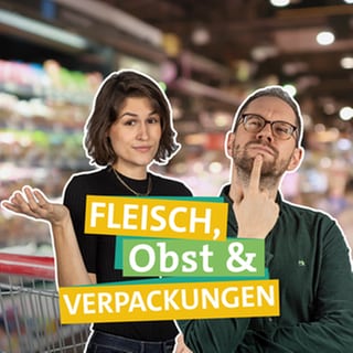 Die Ökochecker Katharina und Tobias stehen vor Supermarktregalen.