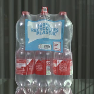 Wasserflaschen aus Plastik von Kaufland. Die Verpackung besteht zu 100 Prozent aus recyceltem Plastik.