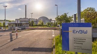 Seit der Gaskrise in Folge des russischen Angriffs auf die Ukraine wird auch über längere Laufzeiten für Atomkraftwerke diskutiert. Das AKW Kernkraftwerk Neckarwestheim ist eines der drei letzten deutschen Atomkraftwerke. Es wird Ende 2022 stillgelegt.