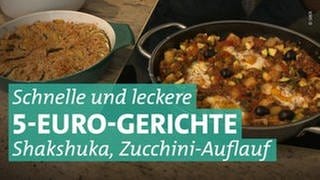 Zucchini-Auflauf und Shakshuka in einer Auflaufform bzw. einer Pfanne auf dem Kochfeld einer Küche. Rezepte bei Marktcheck.