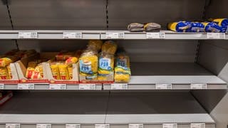 Ein fast leeres Regal mit Nudeln in einem Supermarkt.
