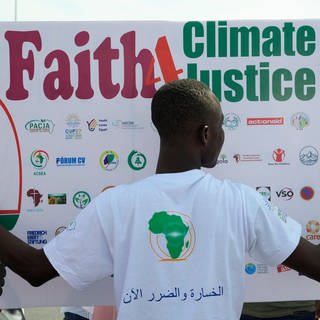 Ein Mann hält ein Plakat während einer Demonstration, bei der zu Klimaschutzmaßnahmen auf dem afrikanischen Kontinent aufgerufen wird. Die Klimakonferenz COP27 findet vom 6. November bis 18. November 2022 in Scharm El-Scheich, Ägypten statt.