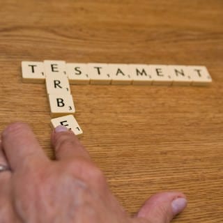 Aus Scrabble-Steinen wurden die Wörter "Testament" und "Erbe" gelegt.