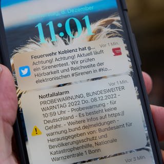 Katastrophenschutz warnt per Textnachricht: Eine Nachricht über Cell Broadcast ist am bundesweiten Warntag, 08.12.2022, auf einem Smartphone zu sehen.