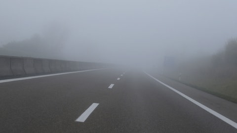 Eine im Nebel kaum zur erkennende Straße