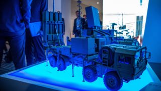 Rüstungsindustriefirma Diehl Defence: Das Luftabwehrsystem Iris-T SLM von Diehl Defence in Überlingen rettet im Ukraine-Krieg Leben, sagen die Hersteller.