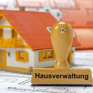 Mit dem neuen Wohnungseigentumsgesetz aus 2020 erhält unter anderem der Verwalter mehr Macht. Außerdem sollen Modernisierungen erleichtert werden. Stempel mit der Aufschrift "Hausverwaltung".