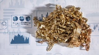 Der Goldkurs ist hoch, viele wollen ihr Gold zum Beispiel in Form von Schmuck verkaufen. Aber Vorsicht: Zahlreiche Goldhändler machen unfaire Angebote. Goldschmuck liegt auf einem Papier mit Statistiken.