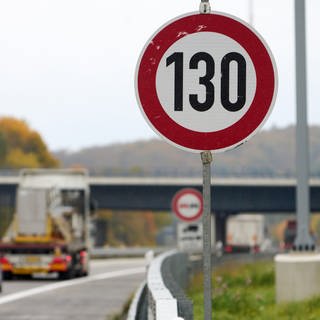 Ein Schild begrenzt das Tempo auf der Autobahn A61 auf 130 kmh. 