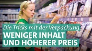 Frau betrachtet im Supermarkt eine Lebensmittelverpackung. In welchen Packungen ist plötzlich weniger Inhalt?