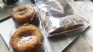 Brötchen und Bagel zum Aufbacken in Plastik-Verpackung. Wie nachhaltig sind Aufback-Brötchen?