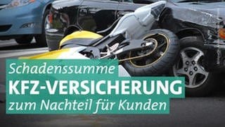 An einer Unfallstelle ist ein Motorrad mit einem Auto zusammengeprallt. Das Auto ist zerkratzt und Glas- und Motorradteile liegen auf der Straße.