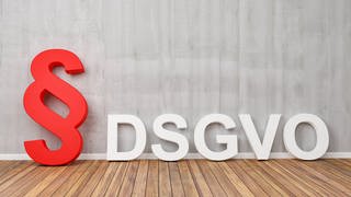 Die Buchstaben DSGVO stehen auf dem Fußboden.