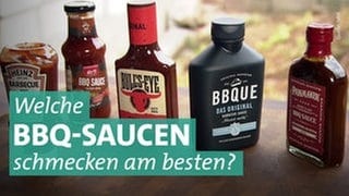 Verschiedene Barbecue-Saucen stehen nebeneinander auf einem dunklen Holztisch. Grillsaucen im Test mit Rezept für Grillsoße